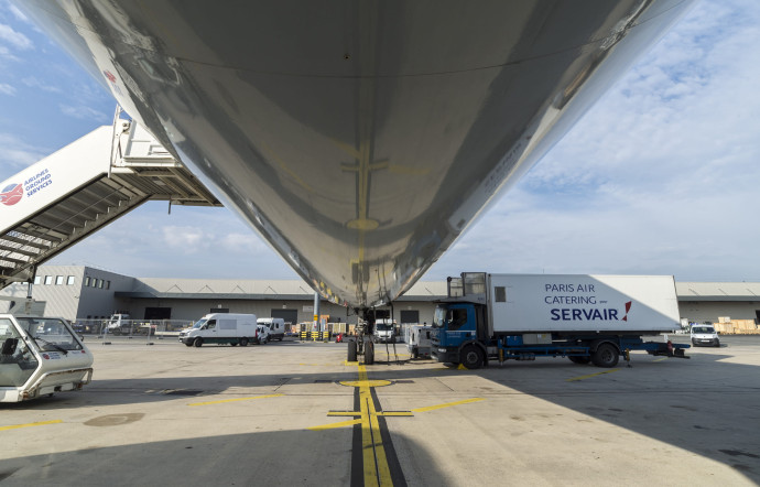 Loin de sa porte d’embarquement, l’avion est nettoyé et préparé pour accueillir les passagers du prochain vol.
