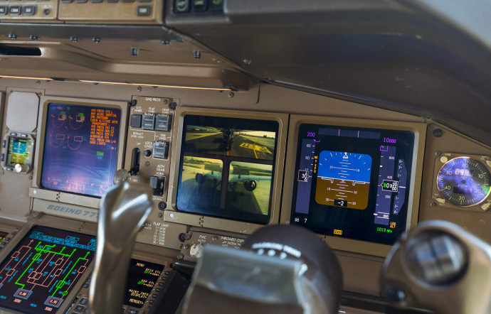 Le mythique cockpit du triple 7. Sur les écrans, le tracteur qui déplace l’avion jusqu’à la porte.