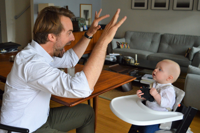Papa survolté pour bébé cultivé