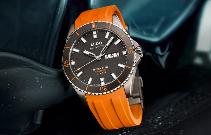 Mido Ocean Star Caliber 80 Titanium, boîtier en titane de 42,5 mm, mouvement mécanique à remontage automatique ETA, guichet jour et date à 3 h, lunette tournante unidirectionnelle, réserve de marche de 80h, fond gravé d’une étoile de mer en relief, étanche à 200 m, bracelet en caoutchouc, 1 020 €.