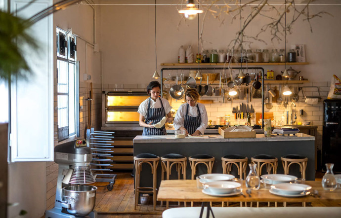 Katie Gallego et Veronica Paolillo dans leur atelier culinaire moltifonctionnel « Black Kitchen Studio ».