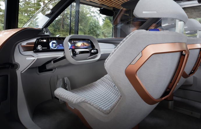 En mode “conduite autonome”, le volant de Symbioz disparait dans la planche de bord et les pédales dans les parois.