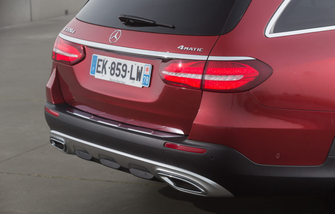 La garde au sol variable de la Mercedes Classe E All Terrain permet de s’aventurer sur tous les terrains.