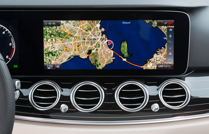 Les écrans d’affichage du tableau de bord sont particulièrement grands et lisibles, surtout celui, tactile, du GPS (8,4 pouces).