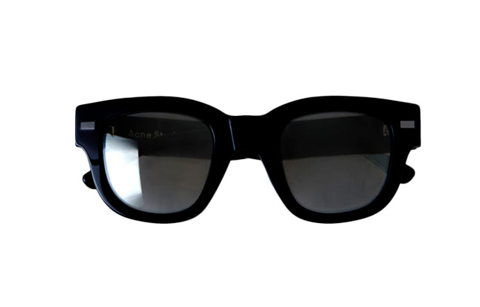 Lunettes de soleil à monture carrée réalisée à la main, 270 €.