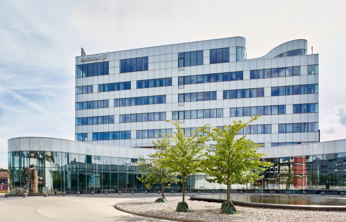 Un nombre élevé d’entreprises multinationales ont vu le jour et sont toujours implantées dans Stockholm, telle Ericsson, dont le siège social est situé dans le district de Kista.