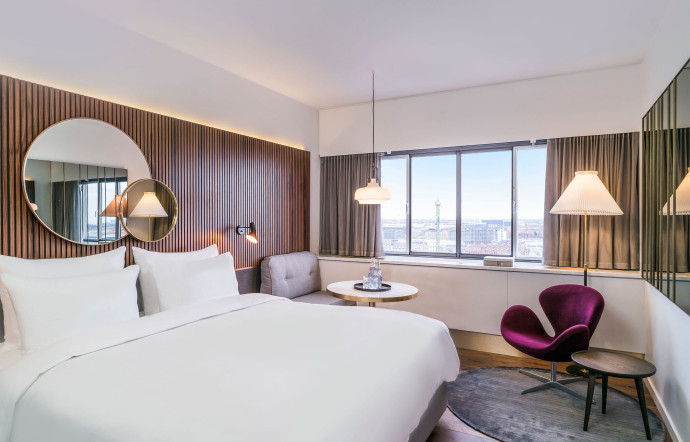 Après dix-huit mois de rénovation, le Radisson Blu Royal s’inscrit dans son époque tout en restant fidèle à son créateur Arne Jacobsen.