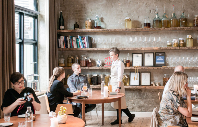 Le restaurant Domestic (une étoile Michelin) propose une cuisine gastronomique composée essentiellement de produits locaux.