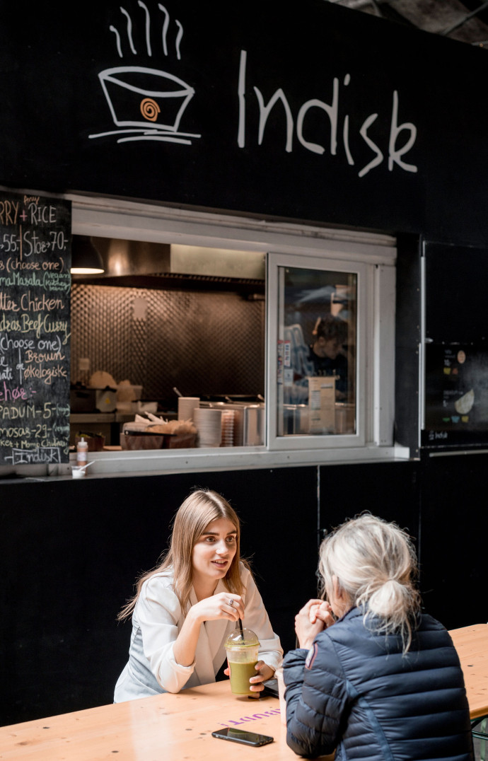 L’ancienne gare routière abrite un grand « marché » de street food où il est possible de goûter à différentes cuisine du monde.