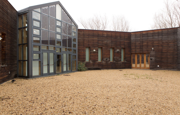 Situé dans un ancien quartier industriel de Turin, le Parc d’Art Vivant (PAV) est un centre d’art expérimental, véritable lieu de rencontre où se mêlent oeuvres d’art et espaces paysagers.