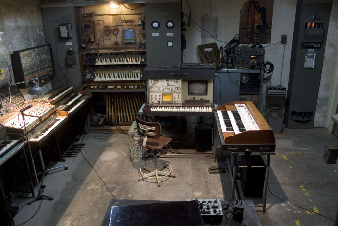 Galerie Guido Costa Project : Robert Kusmirowski, Uher-C, 2008, installation view.