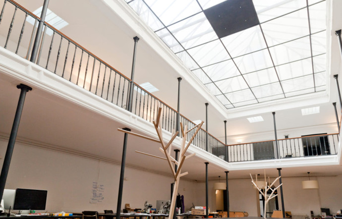 Chez Sid Lee, des grands espaces ouverts encouragent la communication entre employés. Début 2018 l’agence déménagera rue de Paradis.