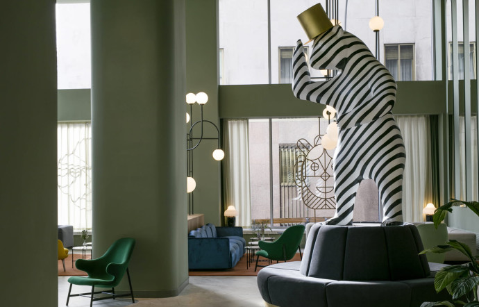 L’ours zébré est un gentleman accueillant les clients de l’hôtel. C’est une interprétation artistique par Jaime Hayón de la sculpture la plus représentative de Madrid : « El oso y el Madroño » appelée l’Ours et l’Arbousier.
