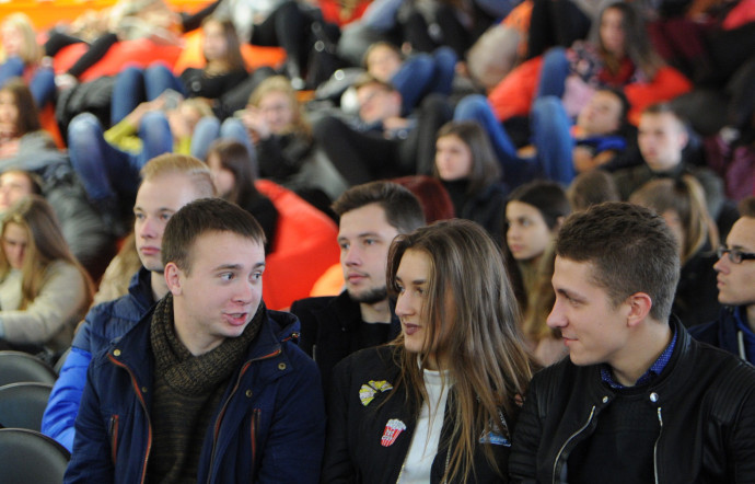 Des étudiants visitent l’incubateur business du Hi-Tech Park, qui propose de nombreux services aux start-up.