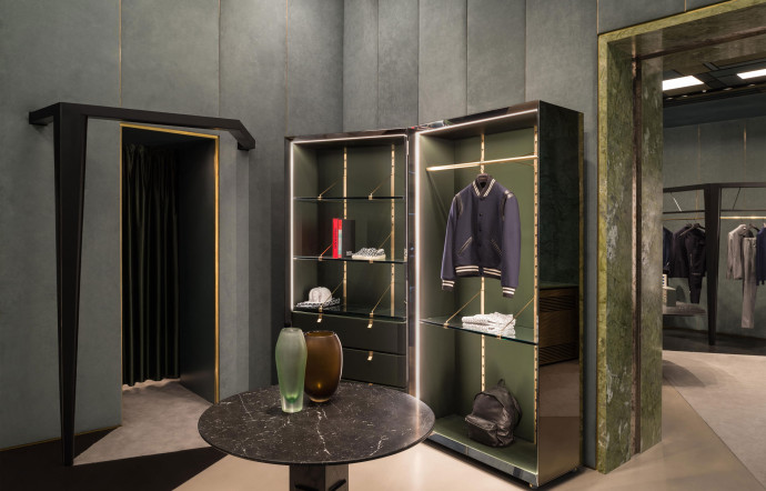 Dans le centre de Turin, la boutique multimarques de luxe Lagrange12, hébergée dans un palais du XVIIe siècle, arbore le style indatable et ultrapersonnel du duo de décorateurs.