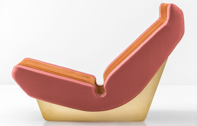 Parmi les nouveautés, un fauteuil d’esprit rétro-futuriste en velours et soie inspiré d’un siège de voiture incliné, collection « Progetto Non Finito ».