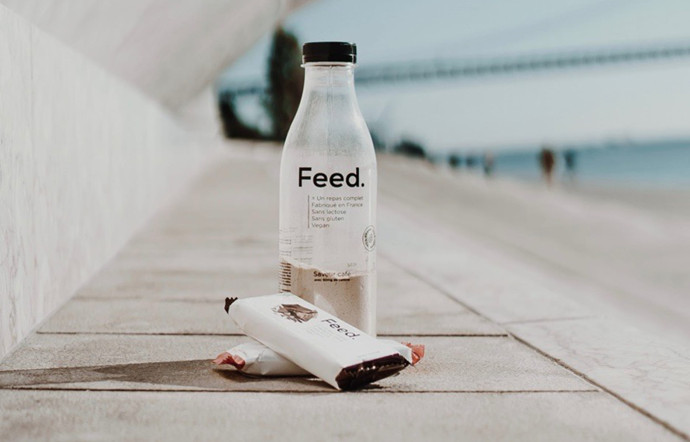 Une bouteille de Feed. à Lisbonne, une façon de se faire remarquer sur les réseaux sociaux. (@feedsmartfood). Photo : @studiodstn