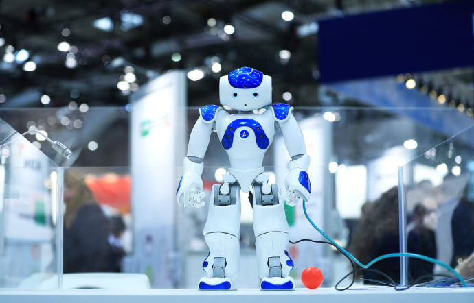 Le robot français Nao se distingue par ses capacités pédagogiques, il est également capable d’interagir avec des enfants autistes et des personnes atteintes d’Alzheimer.