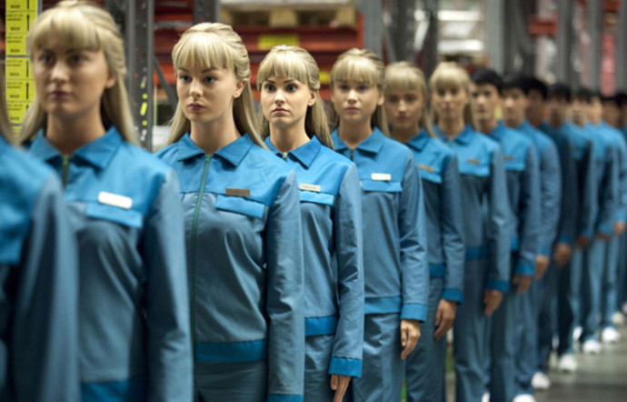 La série suédoise Real Humans présente un monde où des humanoïdes accomplissent les tâches domestiques et industrielles. De moins en moins de la science-fiction.