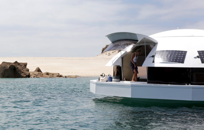 Anthénea, l’habitat flottant du 3ème millénaire ? Nomade, éco-responsable & insubmersible, cette maison ronde posée sur l’eau offre une vision à 360° et aussi sous la mer.