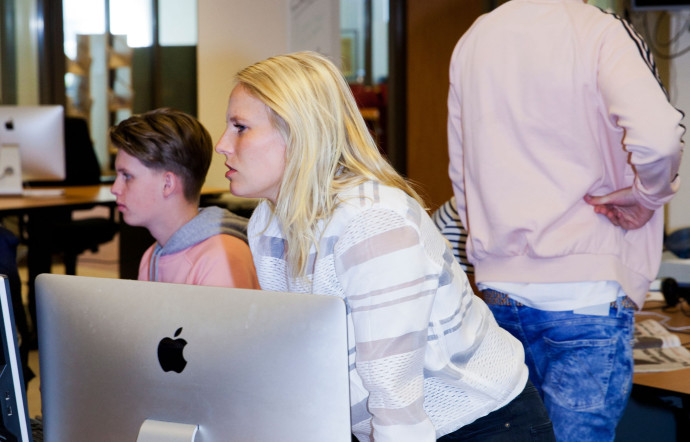 Soucieux d’aborder efficacement le virage numérique, le groupe a recruté, en 2015, une vingtaine de jeunes journalistes bimédia qui écrivent pour le print et le web, mais qui sont aussi capables de réaliser des reportages vidéo avec leur smartphone.