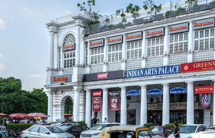 Connaught Place est une immense place circulaire dans le centre, entourée de bâtiments de style colonial. Elle fut construite par les britanniques entre 1929 et 1932.