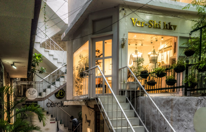Certains quartiers attirent une clientèle aisée grâce à leurs restaurants et boutiques haut de gamme, à l’image de Hauz Khas.