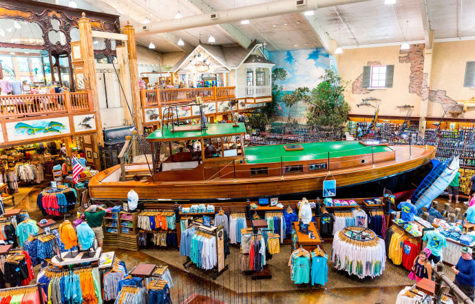 Le magasin World Wide Sportsman, où trône une réplique du Pilar, le sublime bateau d’Hemingway.