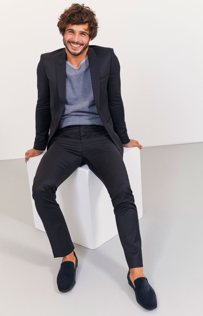 Modèles de la collection homme automne-hiver 2017 : mocassins Alcazaro noirs en tissu velours.