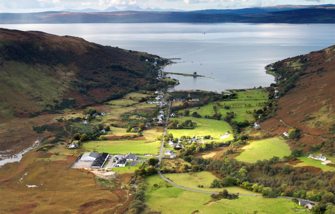 La distillerie a été construite en 2005, sur le superbe et sauvage site de Lochranza.