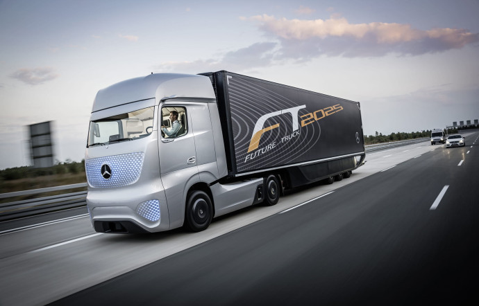Pour Mercedes, le semi-remorque du futur est déjà une réalité. En témoigne ce FT 2025, pour Future Truck 2025, présenté dès 2014 et capable de se diriger tout seul sur autoroute, grâce à une batterie de caméras 3D et de radars. La couleur des LED à l’avant du tracteur indique le mode de conduite : en vert, le conducteur est aux commandes ; en bleu, c’est la machine qui prend les décisions.