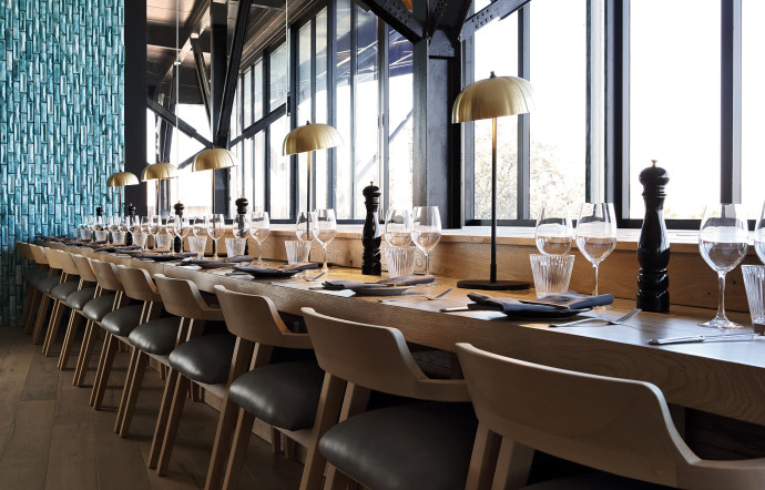 Les intérieurs du restaurant ont été aménagés par la designer Irene Kyriacou et présentent des œuvres d’art contemporain d’artistes sud-africains.
