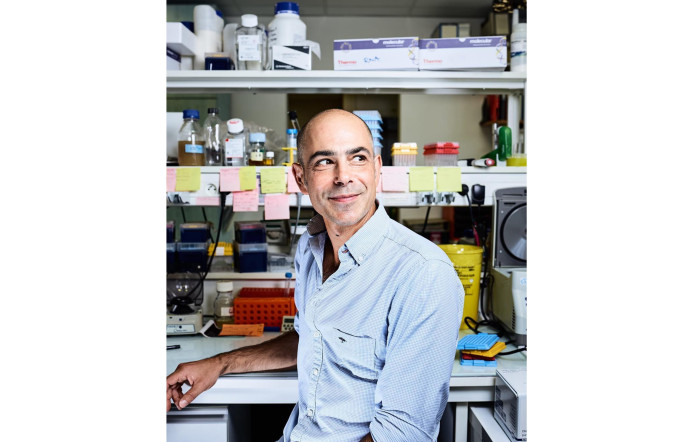 Antonin Morillon, chercheur en épigénétique, dans son laboratoire à l’Institut Curie. Paris, France.