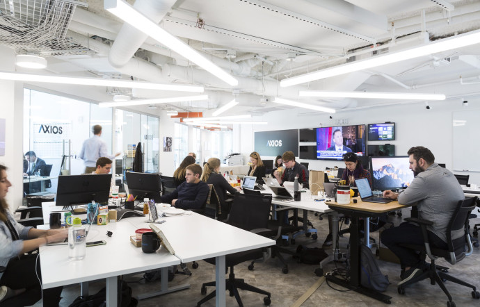 La newsroom, en alerte 24 h/24, dispose de 5 téléviseurs accrochés aux murs.