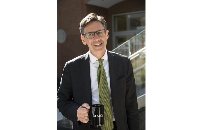 Steve LeVine est rédacteur en chef du service Future of Work. Il a longtemps été correspondant en Union soviétique et au Pakistan pour des quotidiens américains.