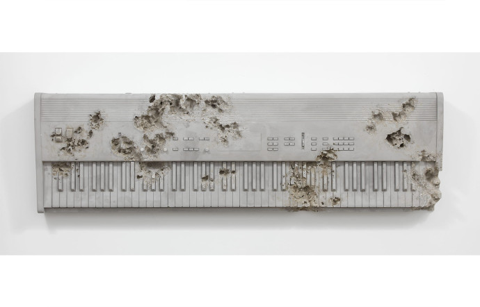 Réalisé en cendres volcaniques par Daniel Arsham, ce clavier Casio MT500 anticipe ce que seront les fossiles laisséspar le XXe siècle.