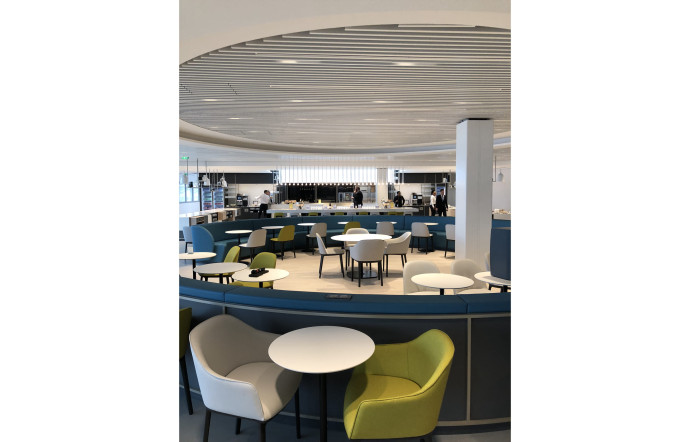 L’espace restauration est pensé comme une nouvelle brasserie parisienne.