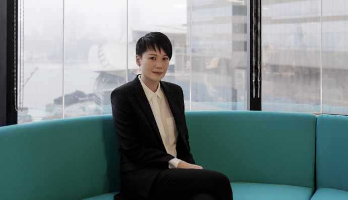 Adeline Ooi, la directrice d’Art Basel HK, au énième étage d’un gratte-ciel