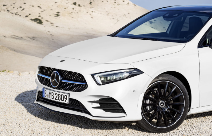 Le design extérieur de la Mercedes Classe A, un clin d’œil aux puristes effrayés de voir les écrans envahir les habitacles ?