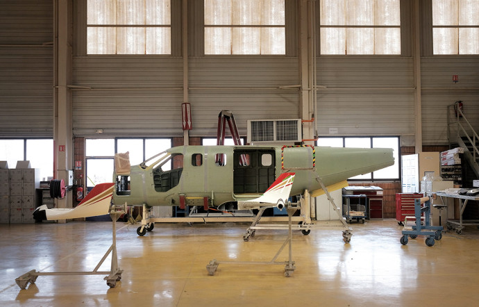 Première phase de fabrication : l’assemblage du fuselage, suivi de la peinture.