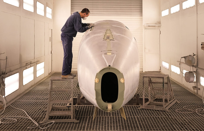 Première phase de fabrication : l’assemblage du fuselage, suivi de la peinture.