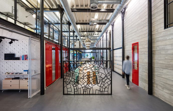 L’espace « guest » au rez-de-chaussée, spacieux et lumineux, surplombé par une mezzanine et deux passerelles.