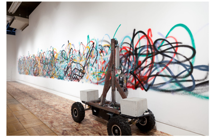 So Kanno / Takahiro Yamaguchi, Senseless Drawing Bot, 2011. Skateboard RC, structure métallique, double balancier, carte électronique programmable et bombes aérosols.