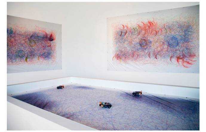 Leonel Moura, Robot Art, 2017. Essaim de robots et peintures. Dimensions variables.
