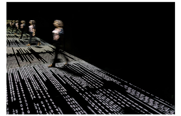 Raquel Kogan, Reflexão #2, 2005. Installation interactive, logiciels customisés, miroirs et projection.