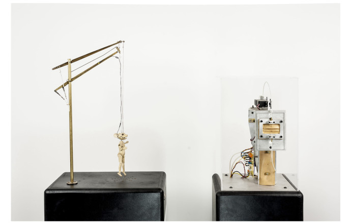 Nicolas Darrot, Injonction I, 2008. Matériaux divers, servomoteurs, dispositif sonore.