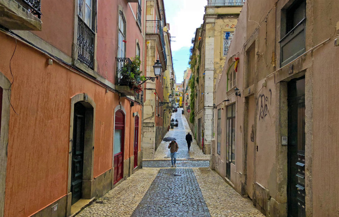 Scène inhabituelle : Bairro Alto sous la pluie…