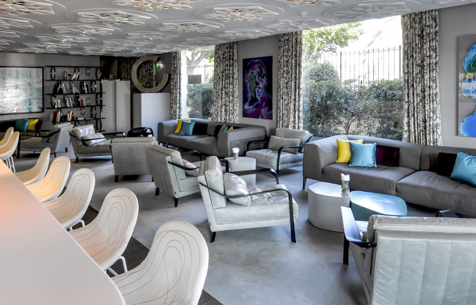 1, traverse de la Gendarmerie, tél. +33 (0)4 83 09 60 00, www.hoteldeparis-sainttropez.com.