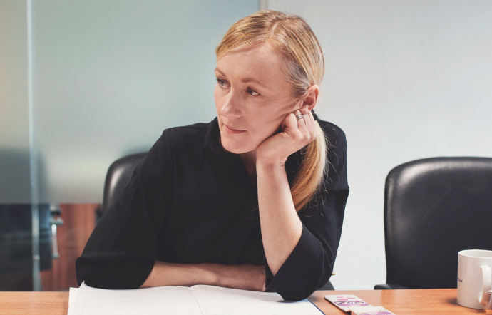 Cette « hyperproduction » est rendue possible par Fiona Ness, responsable des magazines et des suppléments du groupe, et une équipe de 24 personnes. Il s’agit essentiellement de l’équipe technique et de rédacteurs pigistes.