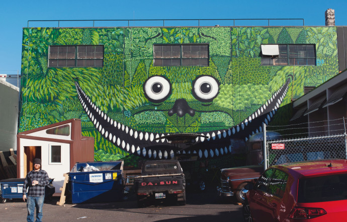 Les street artists ont largement colonisé les murs des bâtiments.